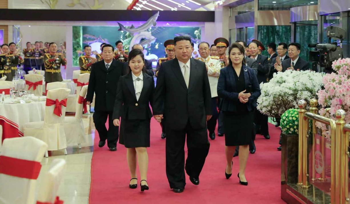 金正恩一家三口出席建軍節前夕宴會。(Twitter)