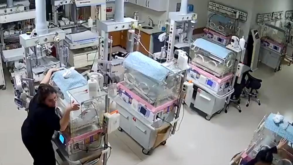 她們緊緊地護住嬰兒保溫箱,以免箱子倒下危及裡面的脆弱的小生命,直至到地震停止。(Twitter)