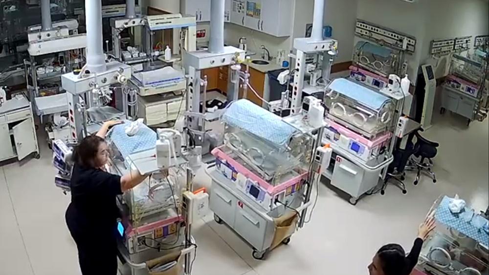 她們緊緊地護住嬰兒保溫箱,以免箱子倒下危及裡面的脆弱的小生命,直至到地震停止。(Twitter)