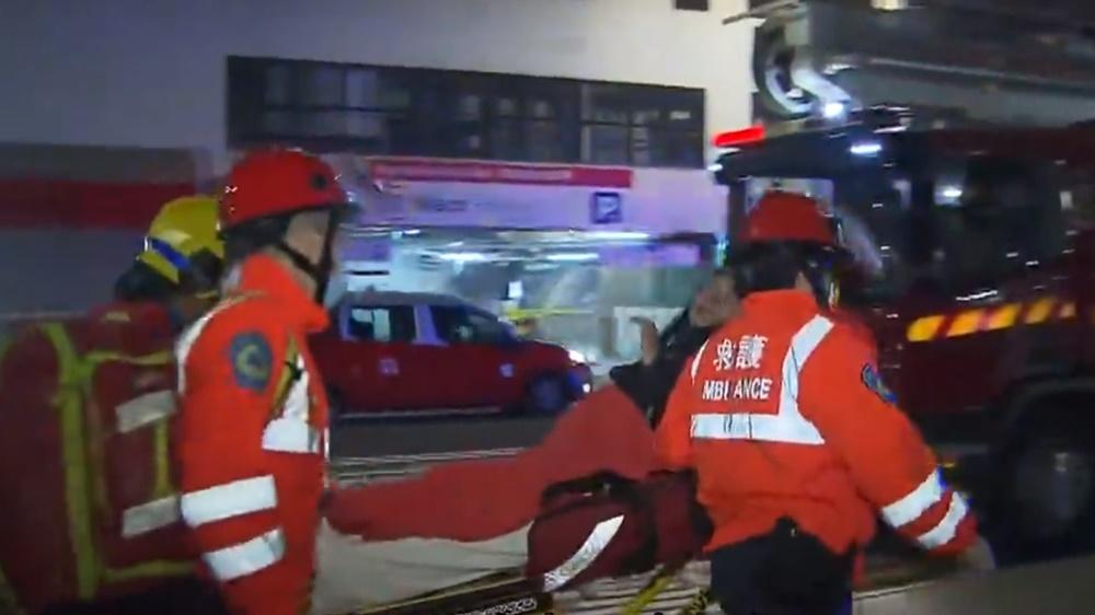 1名男子腹部燒傷,1名婦人疑吸入濃煙不適,2人被送院治理。(電視截圖)