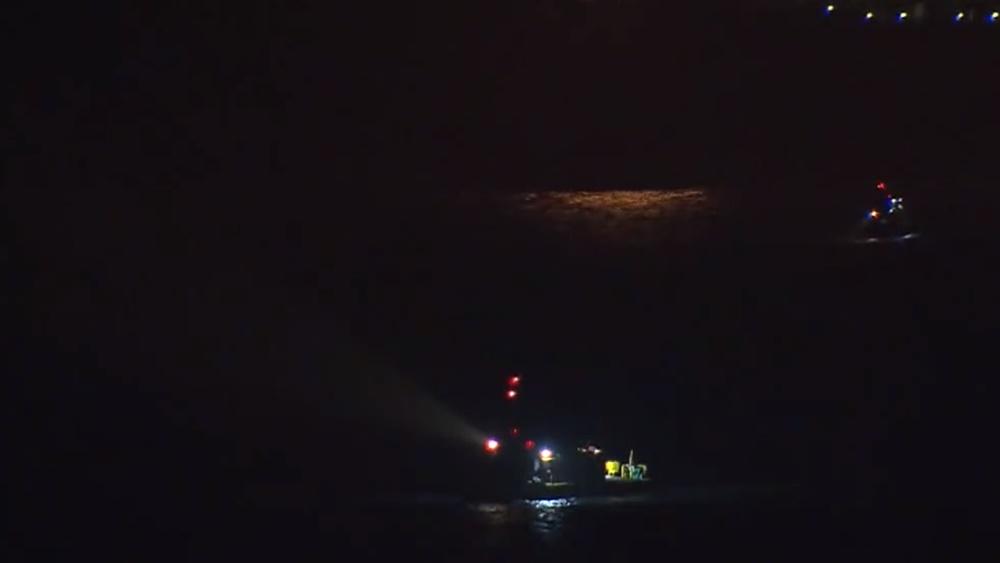 內地漁船青衣沉沒4男獲救1人失蹤,3人涉非法入境被捕。(電視截圖)