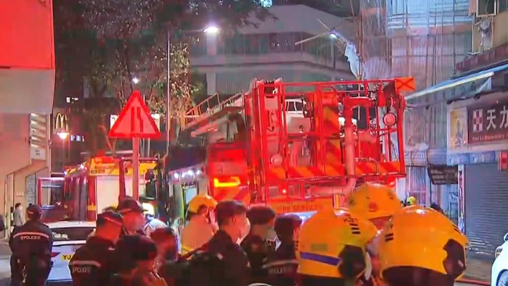 初步不排除屋內有拖板短路引致火警。(電視截圖)