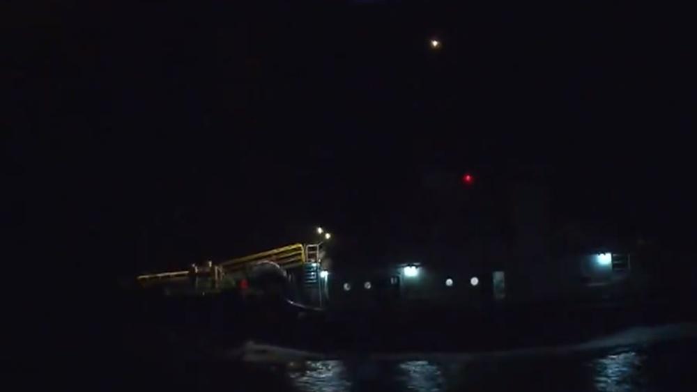 內地漁船青衣沉沒4男獲救1人失蹤,3人涉非法入境被捕。(電視截圖)