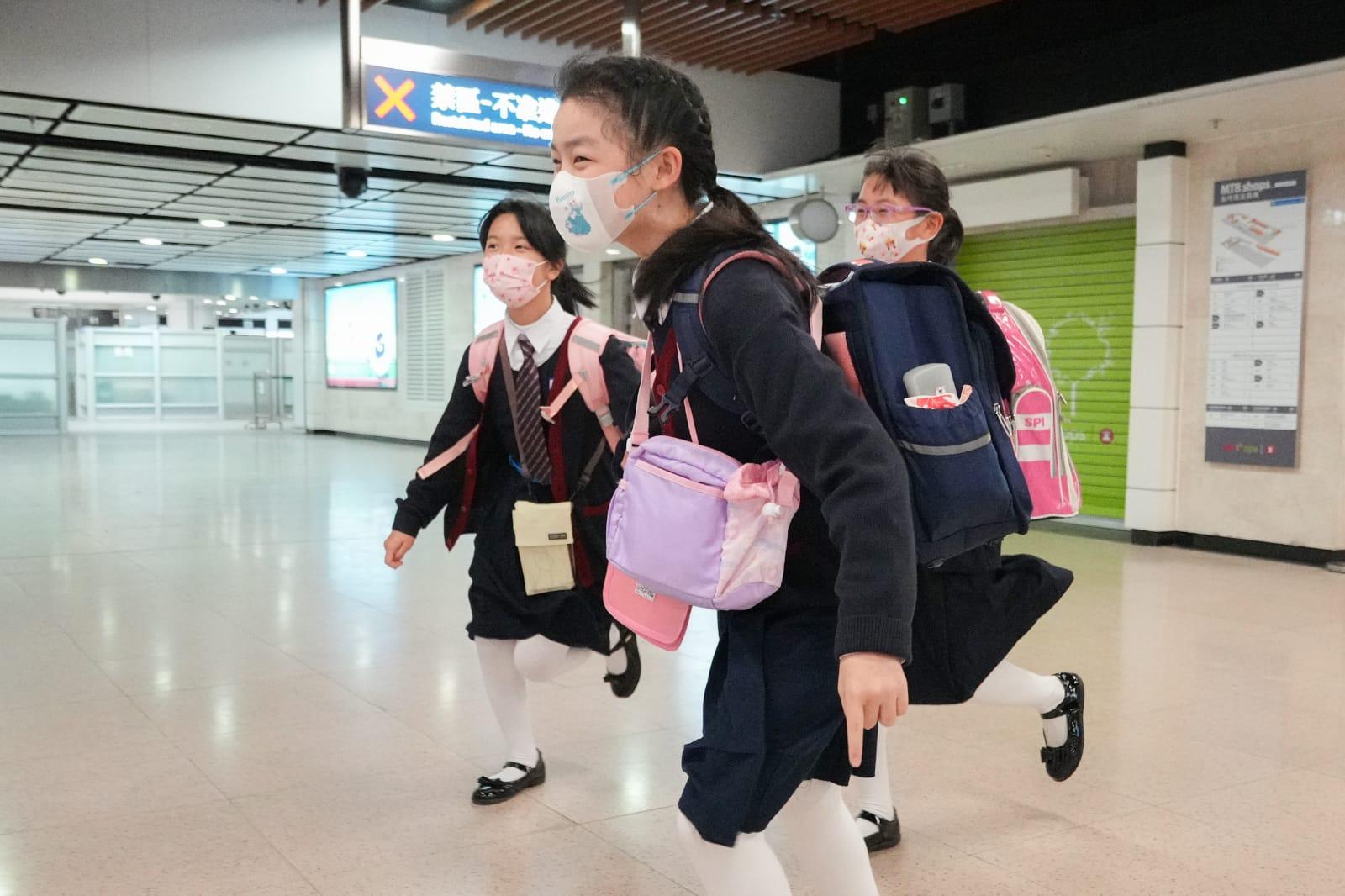 有跨境學生指3年沒有回港上課。(李睿哲攝)