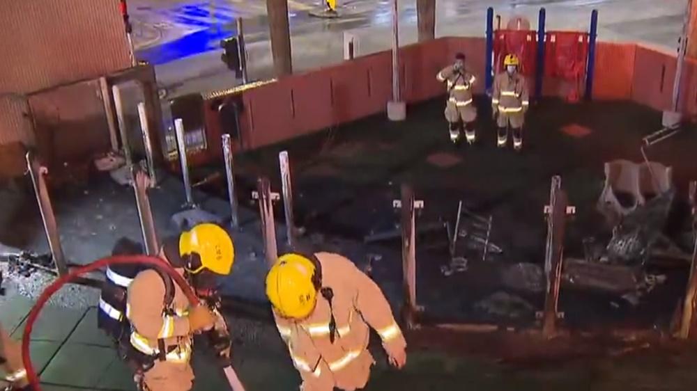 遊樂場部分設施損毁或燒至變形,火焰高溫燒熔塑膠製配件。(電視截圖)