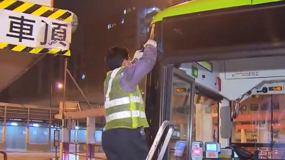 九巴工程人員到場維修倒後鏡,將巴士駛回車廠維修。(電視截圖)
