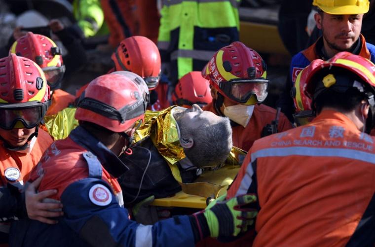 中國救援隊營救出6名被困的生還者,搜尋到11名遇難者。(新華社)