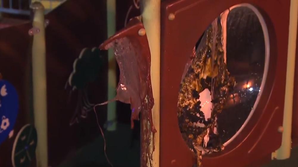 遊樂場部分設施損毁或燒至變形,火焰高溫燒熔塑膠製配件。(電視截圖)