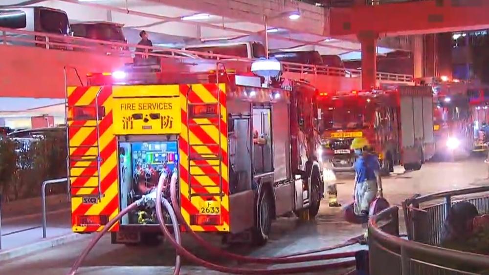 消防派出一隊煙帽隊及開動一條喉射水撲火,迅即將火救熄。(電視截圖)