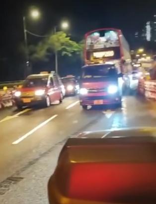 受事件影響,道路交通一度受阻。(車cam L@FB)