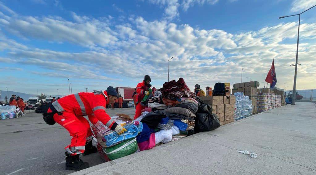 中國救援隊從哈塔伊體育場營地撤離。(FB)