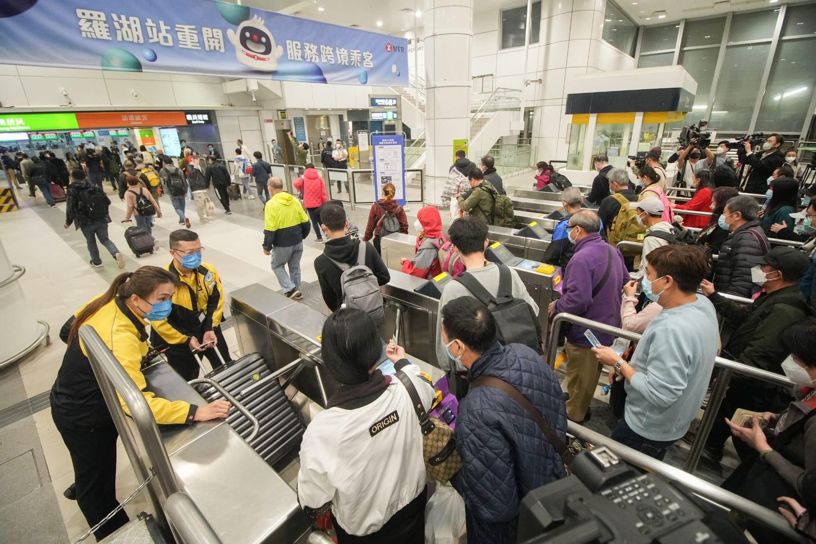 市民來往香港及內地不設限額,毋須預約及做核酸檢測。(李睿哲攝)