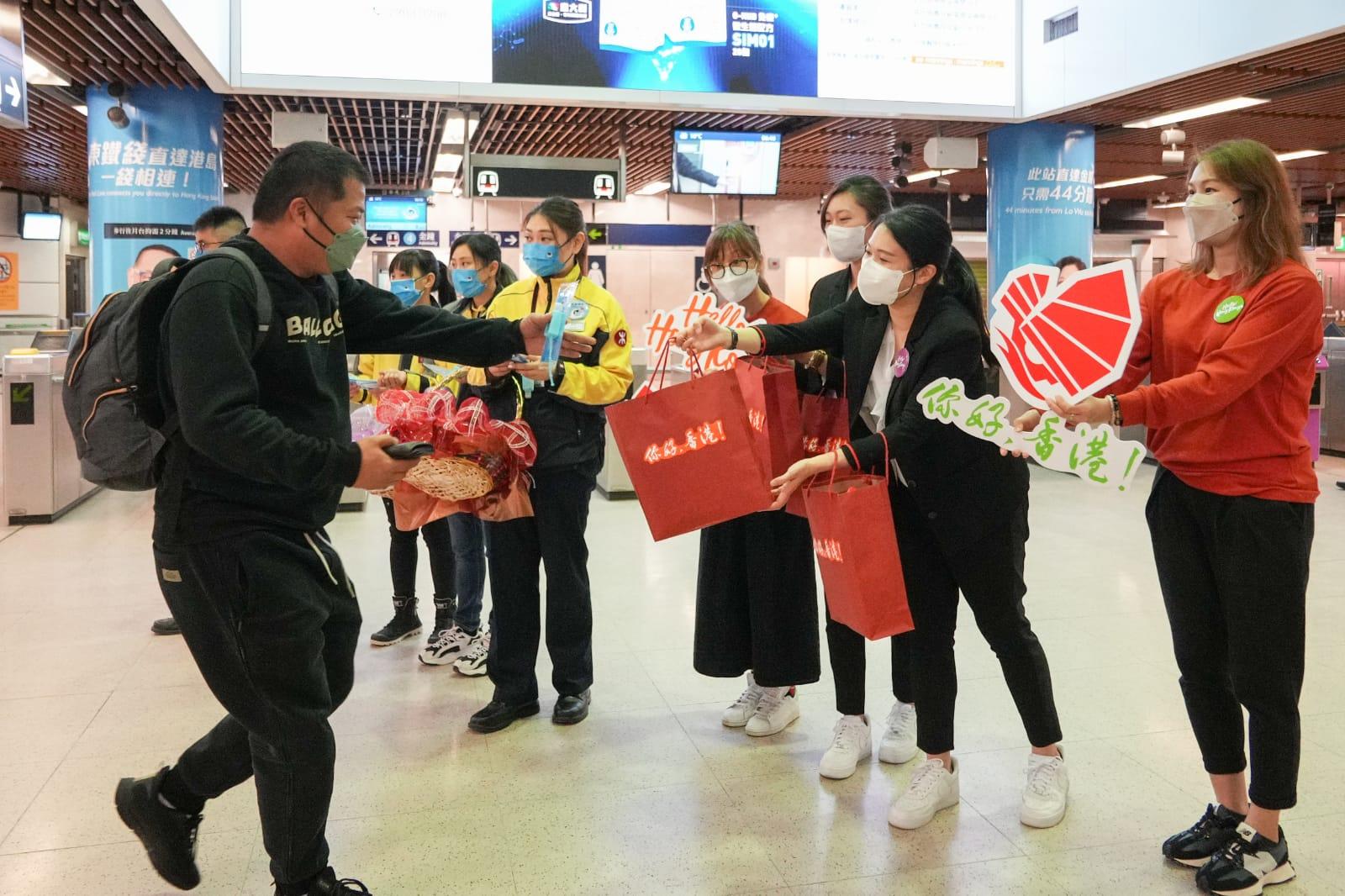 旅發局亦派員向部分旅客派發福袋。(李睿哲攝)