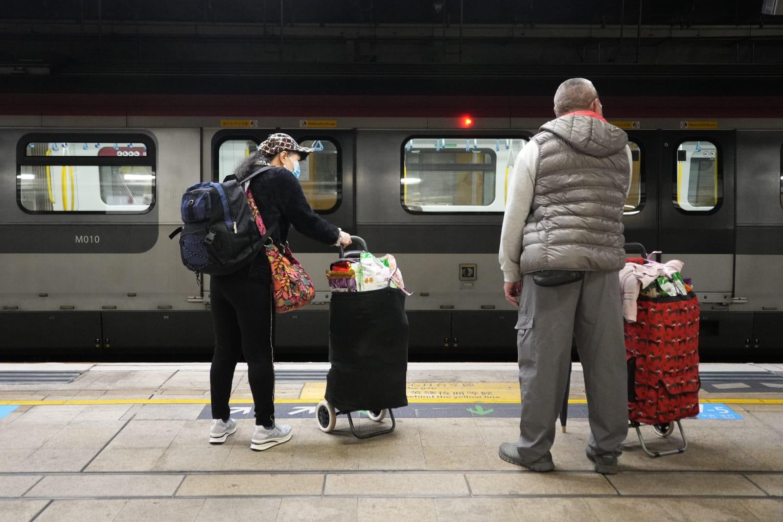 在港鐵紅磡站,有市民一早來到,搭頭班車前往羅湖。(李睿哲攝)