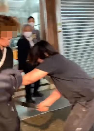 菜檔女職員突然衝入菜檔取出一約1呎半長的疑似西瓜刀,向穿長裙婦大腿拍打。(FB)