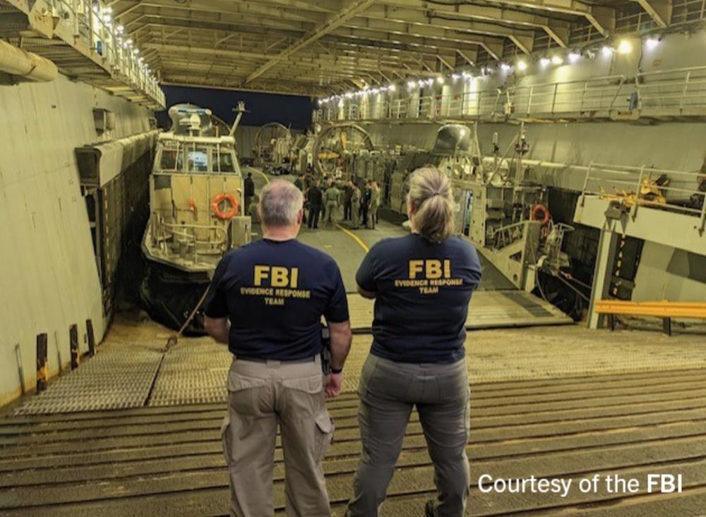 美國聯邦調查局發放多張圖片,見到探員處理從南卡羅來納州默特爾海灘對出海域撈起的中國氣球殘骸。(FBI)