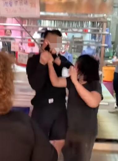 一名黑衣男立即喝止,奪去其手上長形物。(FB)
