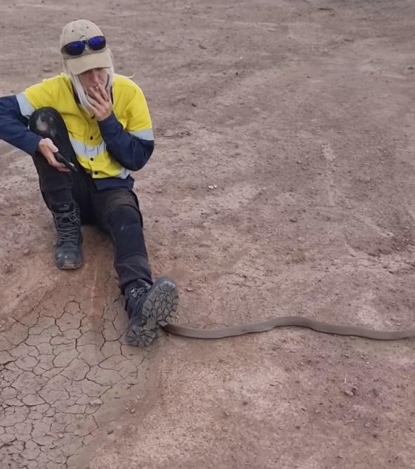 Ayla Manson沒有受驚彈起身,冷靜地留在原地,繼續吸煙。(FB)