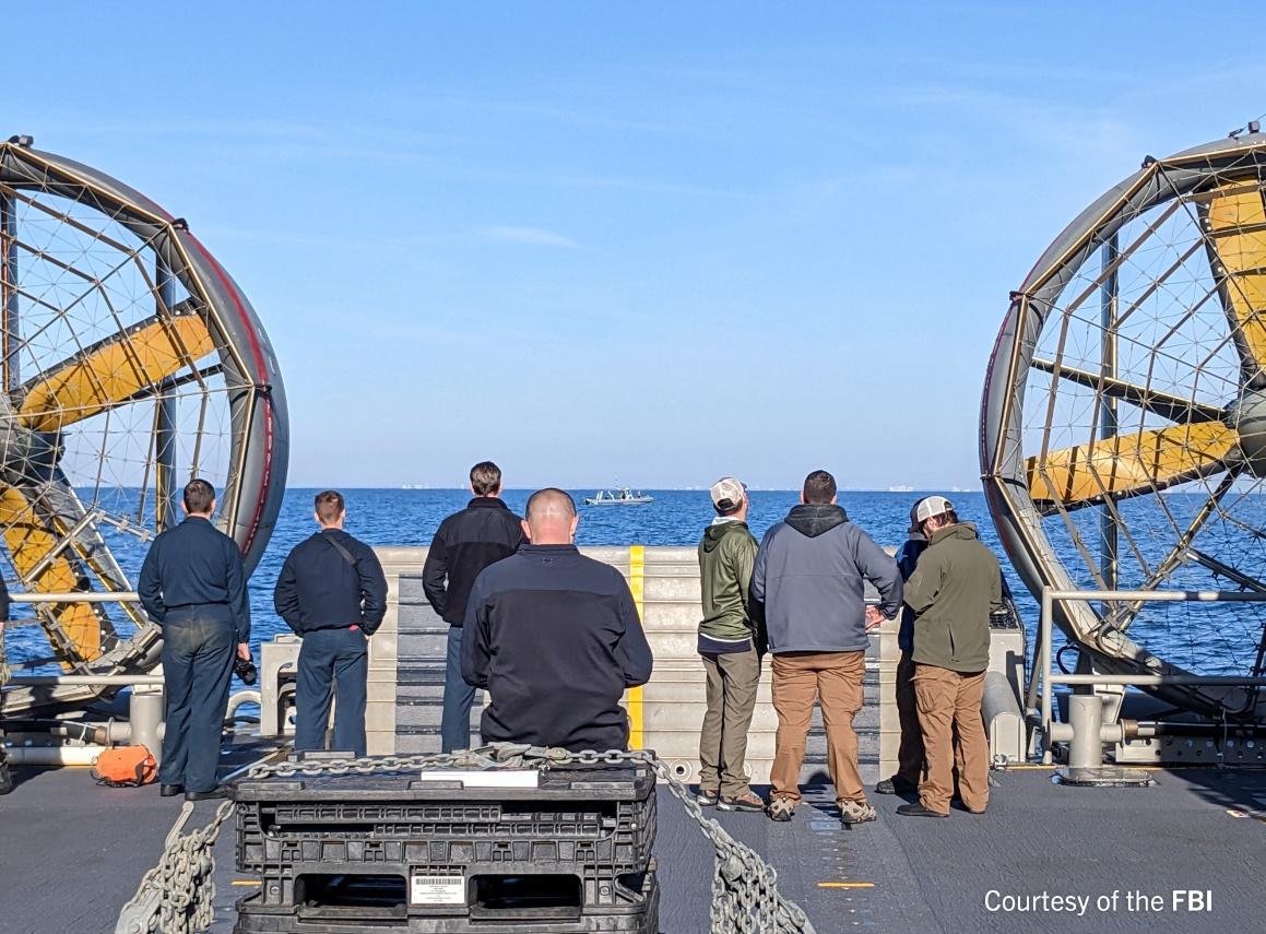美國聯邦調查局發放多張圖片,見到探員處理從南卡羅來納州默特爾海灘對出海域撈起的中國氣球殘骸。(FBI)