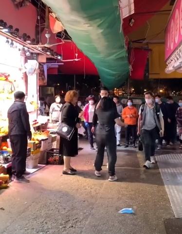 黑衣男企圖離開,菜檔女職員激動上前再追罵。(FB)