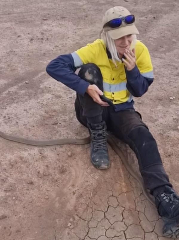 蛇經過Ayla Manson的褲襠離開。(FB)