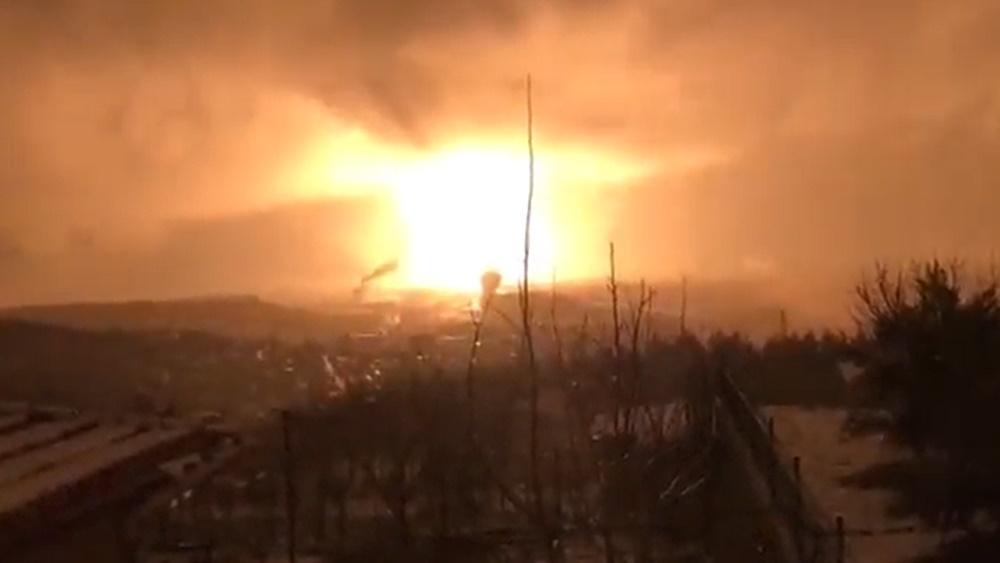 一條天然氣管道發生大爆炸著火。(Twitter)