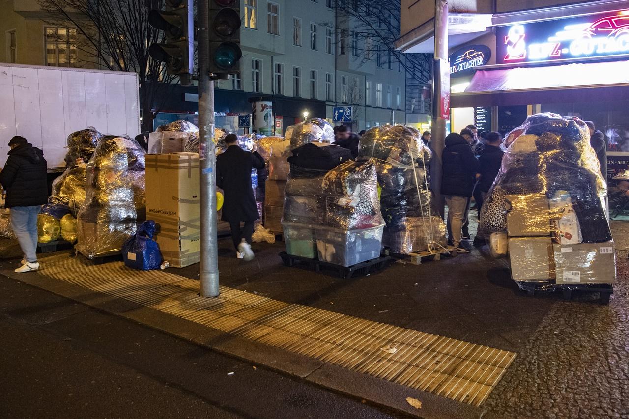 德國人道物資準備運往災區。(AP)