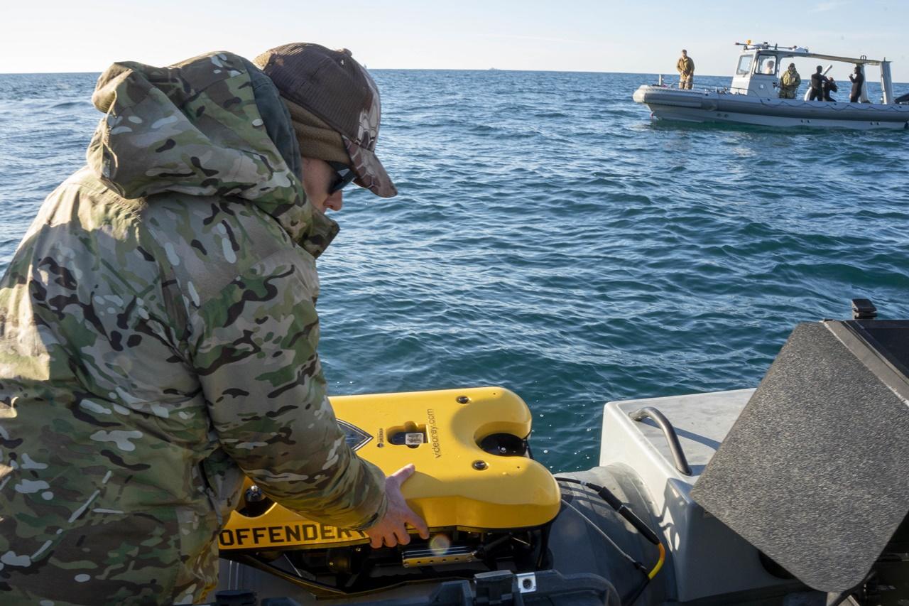 美方繼續打撈氣球其他殘骸。(AP)
