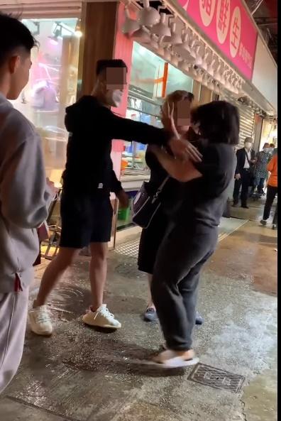 菜檔女職員手指指到黑衣男面部,黑衣男將她推開,兩人互相拍打。(FB)