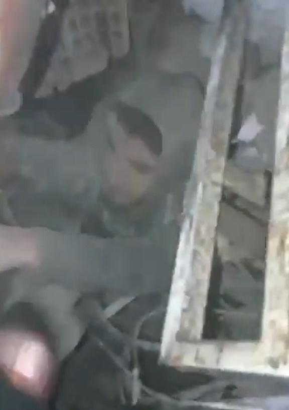 搜救人員在一埋瓦礫中救出1名男性生還者。(Twitter)