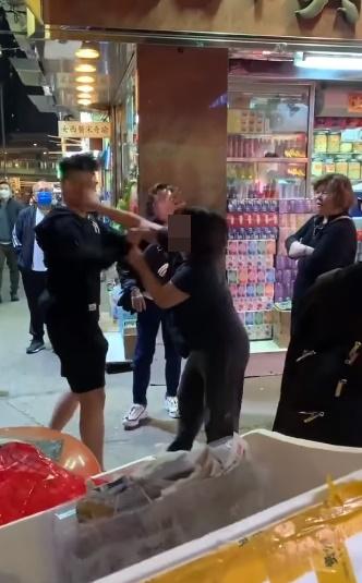 菜檔女職員手指指到黑衣男面部,黑衣男將她推開,兩人互相拍打。(FB)