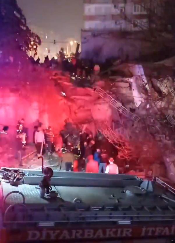 大批救援人員於倒塌建築物的瓦礫中搜救。(Twitter)