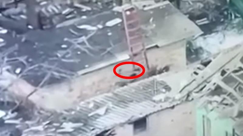 影片顯示3名男子用疑似鏟子器具,手起手落反覆襲擊指揮官。(YouTube)