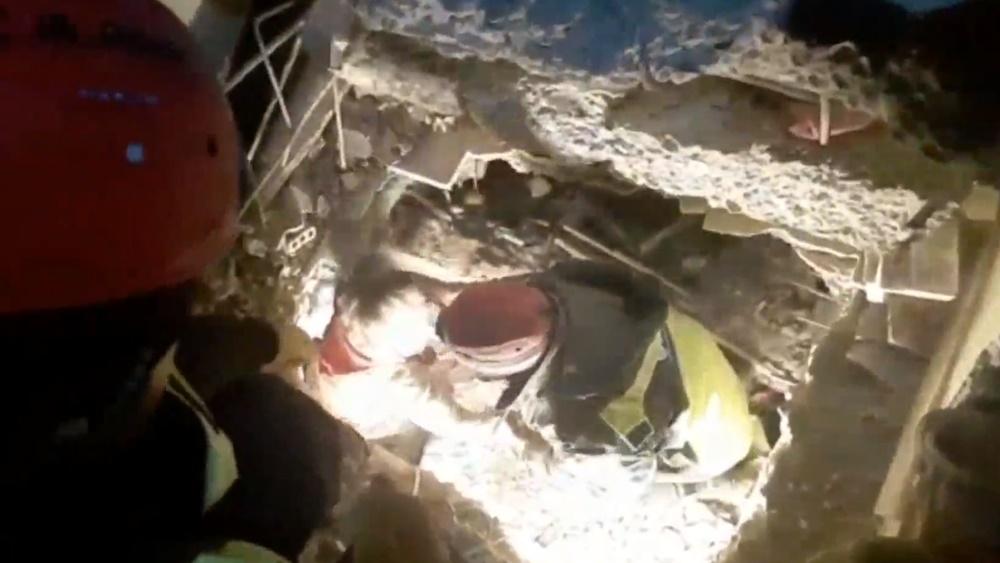 土耳其地震,鐅穿3層混凝土,救出被困65小時母女。(Twitter)