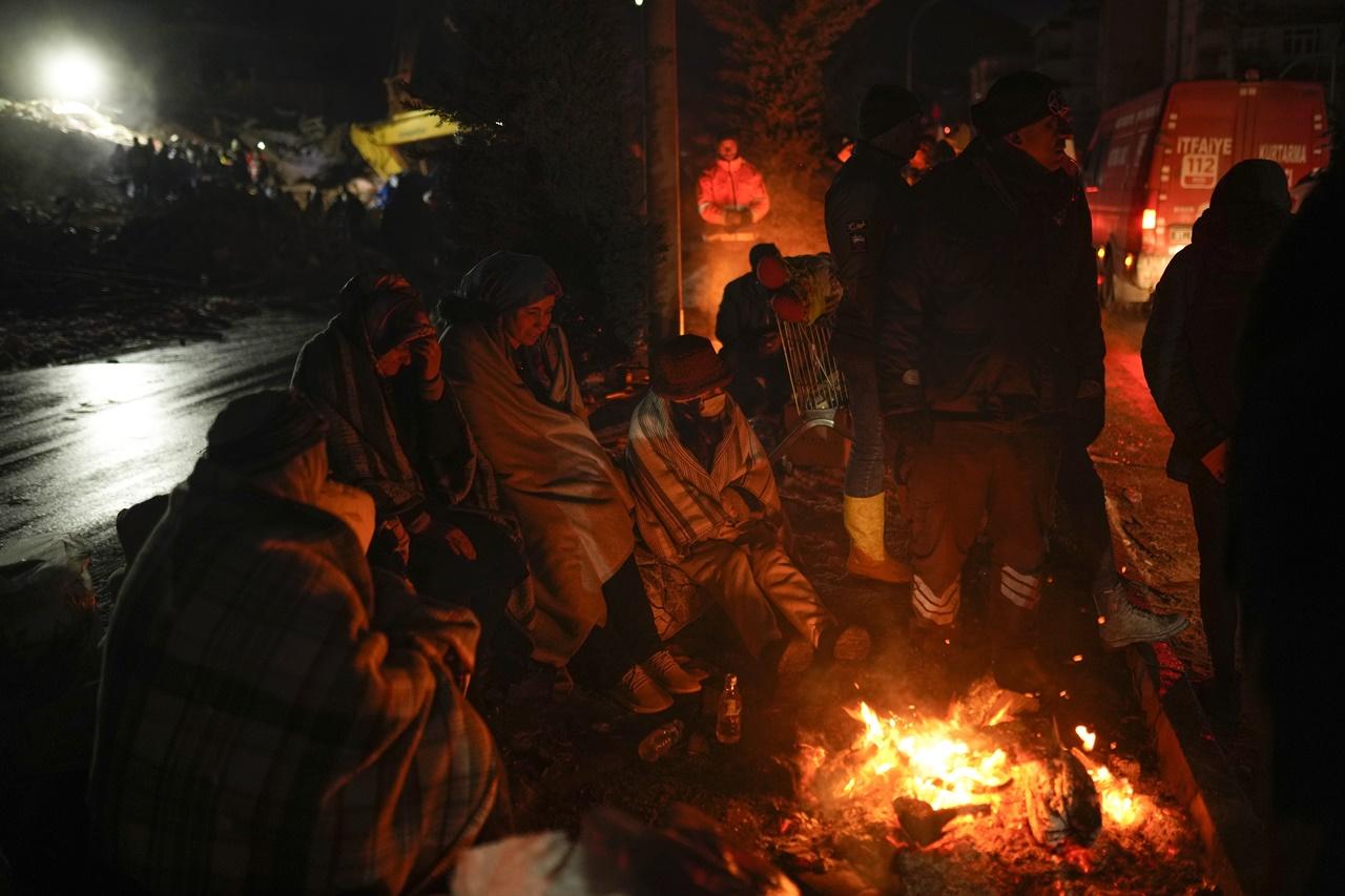 土耳其地震死亡人數增至逾1.5萬人,埃爾多安承認政府應對不足。(AP)