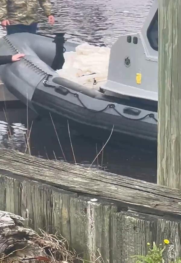 網上影片顯示,海軍軍艇上有一件疑似氣球殘骸的白色物體。(Twitter)