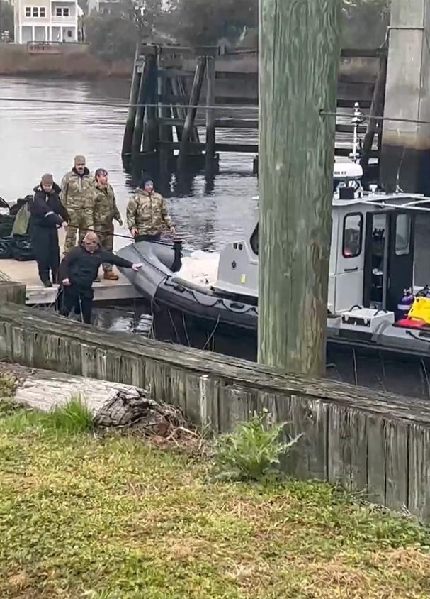 網上影片顯示,海軍軍艇上有一件疑似氣球殘骸的白色物體。(Twitter)