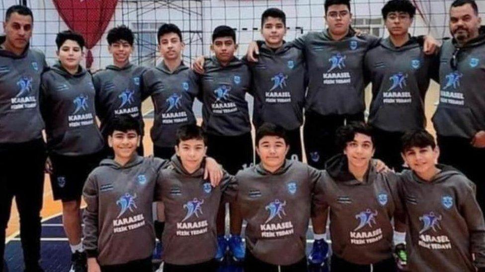 失蹤的土耳其中學排球隊。(網上圖片)
