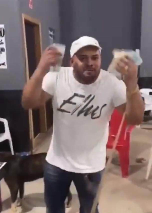 2男打桌球連輸兩局遭到嘲笑。(與2男打桌球嬴錢男子。Twitter)