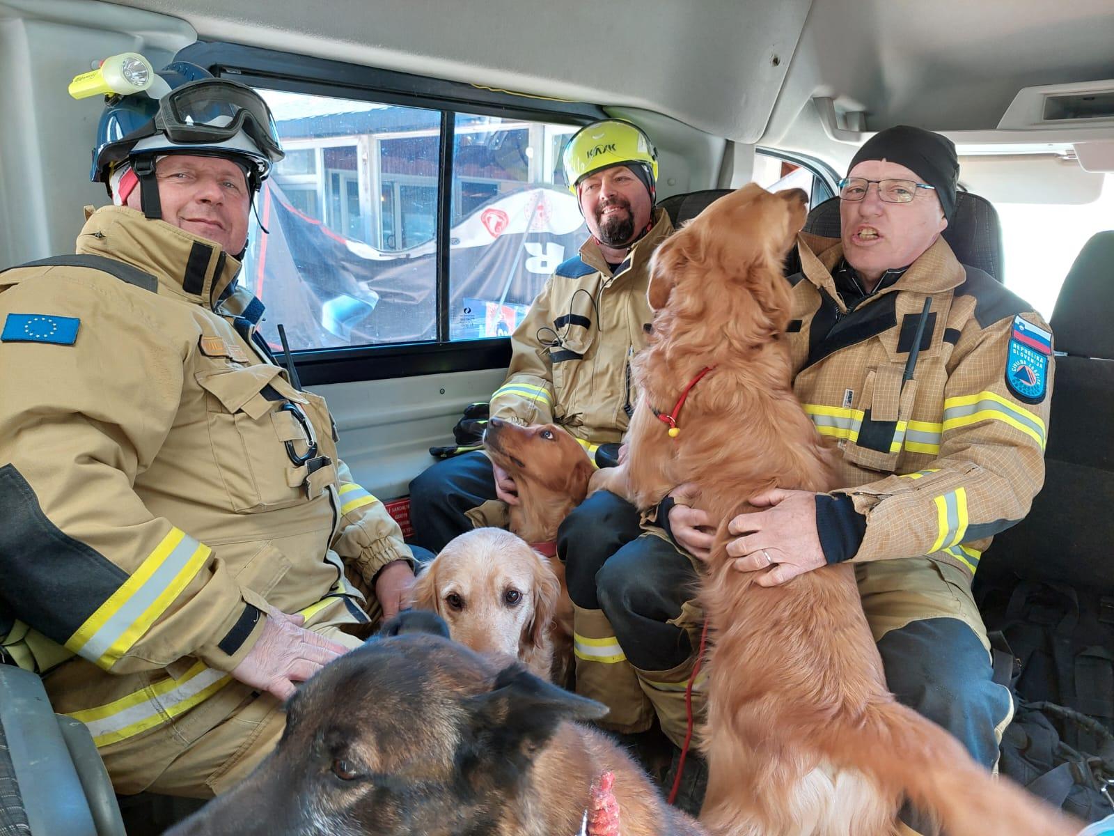 搜救隊在災區搜救期間。(FB)