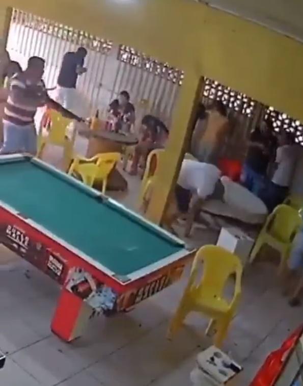 穿橫間POLO衫的男子從車上取來霰彈槍,走進店裡二話不說先向贏錢男子開槍。(Twitter)