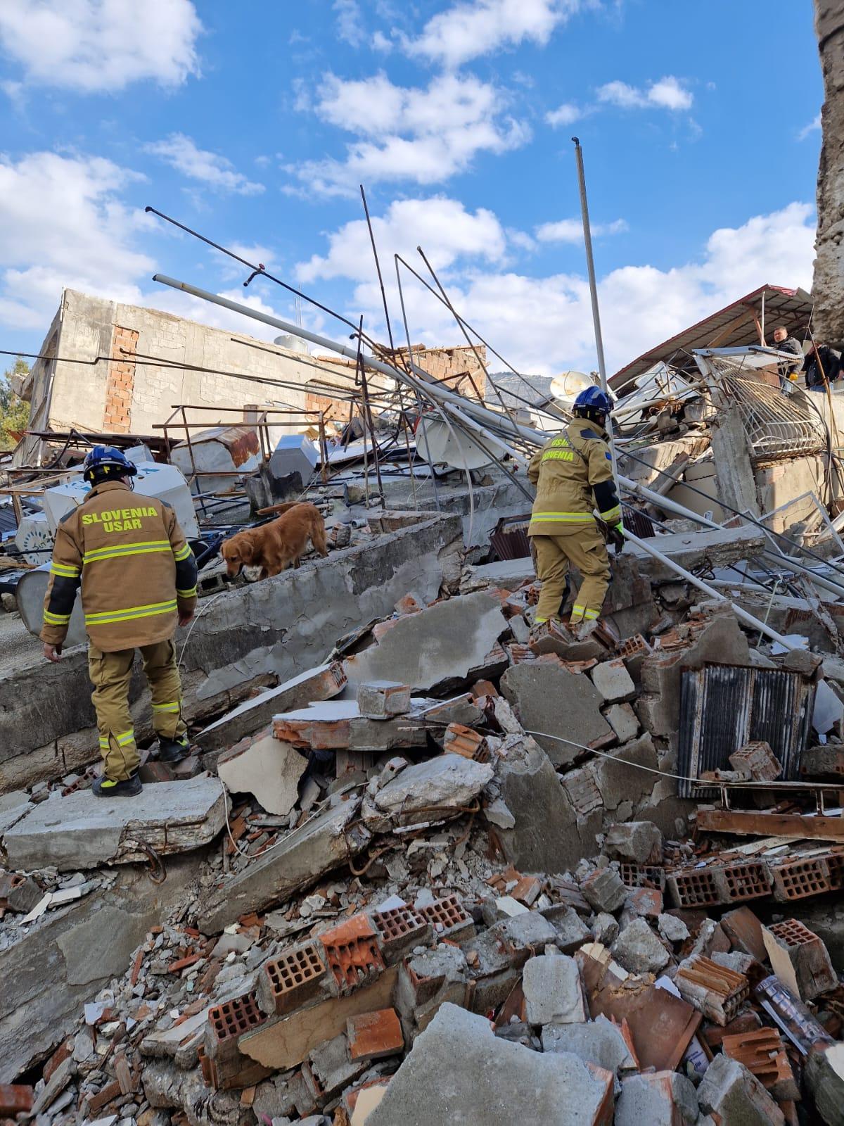 搜救隊在災區搜救期間。(FB)