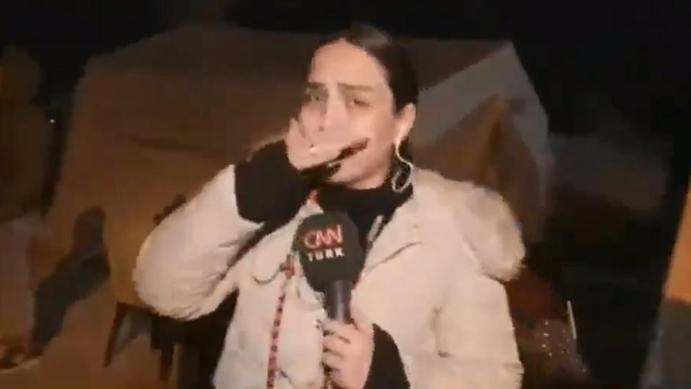 Buse Deviren一度掩面流淚,不過她隨即克制情緒。(Twitter)