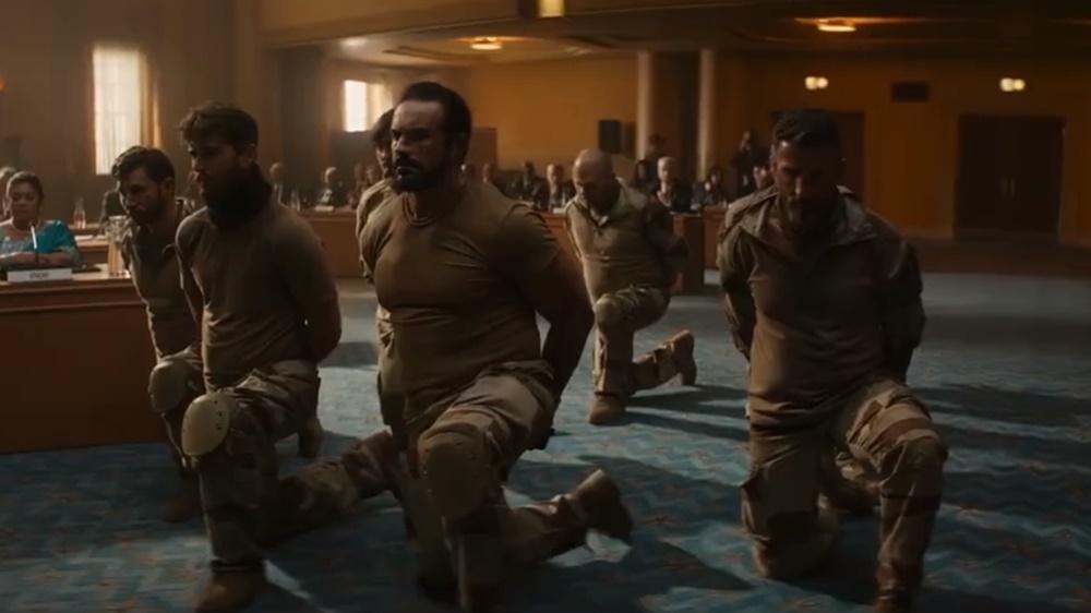 勒科爾尼轉發的電影片段裡,可見一群僱傭兵雙手反綁,身穿與部署在非洲薩赫勒(Sahel)的法國軍隊相似的軍服,正被押解到聯合國會議中。(Twitter)