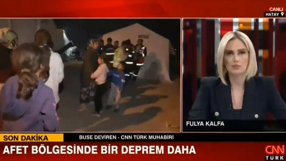 在新聞室態度冷靜的主播Fulya Kalfa亦難逃網民批評。(Twitter)