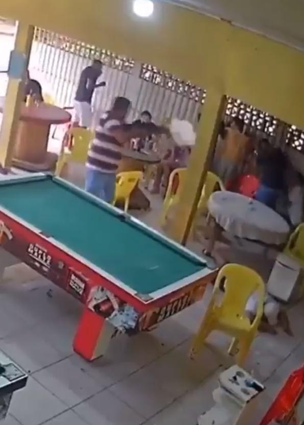 槍手再開槍射場內客人。(Twitter)