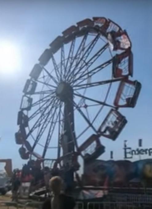 許多民眾緊緊抓住圍欄,並以四肢撐著圍欄以防倒轉一刻被摔倒。(YouTube)