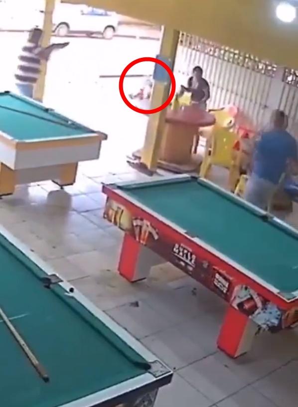 有男女逃出店外也被從後開槍。(Twitter)