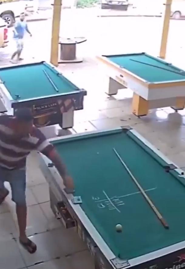 槍手臨走前還不忘拿走桌球枱上的錢。(Twitter)