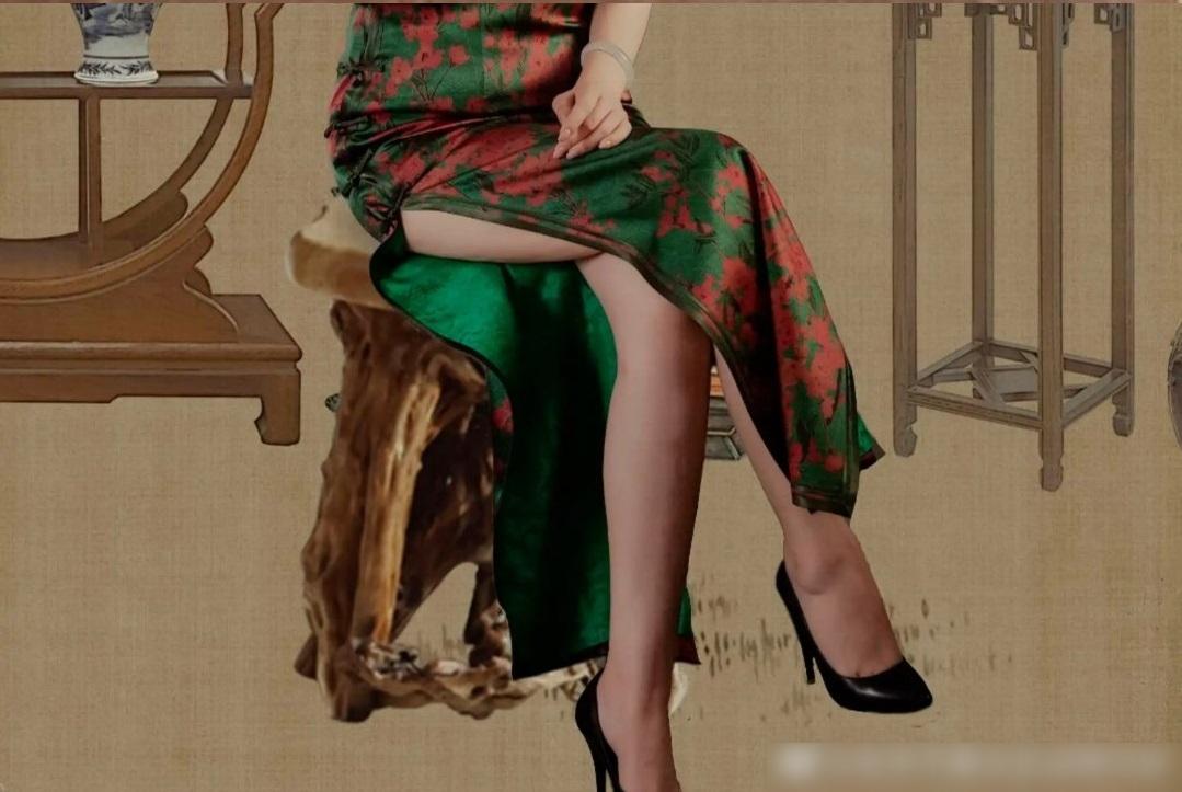 有網民展示正常旗袍坐下的開叉情況,其實與圖案差不多。(互聯網)